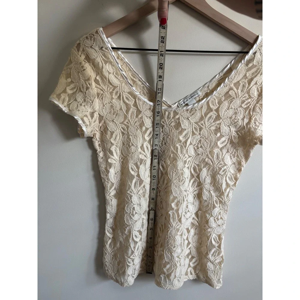 Banana Republic Cream Floral Lace V-Neck Short Sleeve Top Satin Trim Size Medium